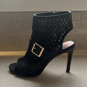 VINCE CAMUTO Leather Heels